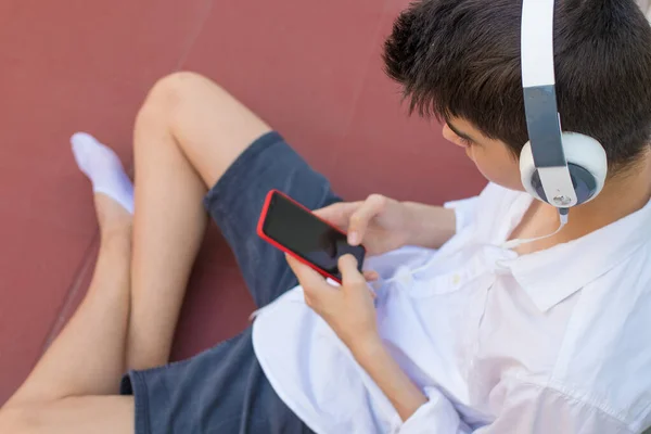 Jeune Adolescent Avec Téléphone Mobile Écouteurs — Photo