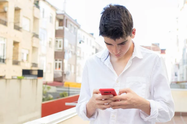 Ung Man Med Mobiltelefon Stadens Gata — Stockfoto