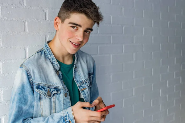 Trendy Jong Tiener Met Mobiele Telefoon — Stockfoto