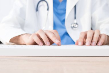 doktorun elleri bilgisayarda yazarak