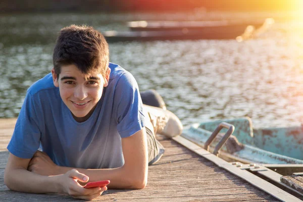 Joven Con Teléfono Móvil Embarcadero Atardecer — Foto de Stock