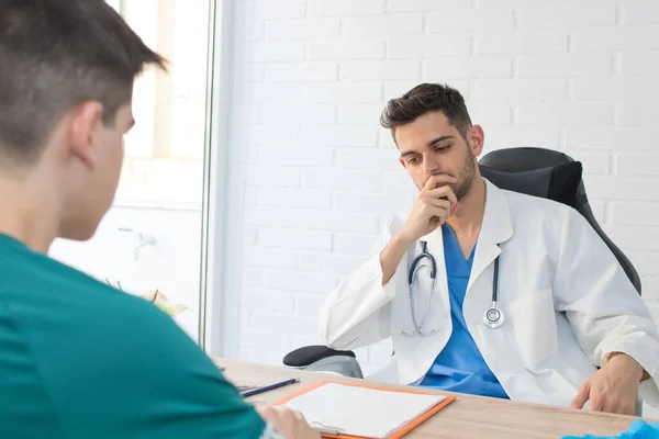 Läkare Med Patienten Kliniken Eller Konsultation — Stockfoto