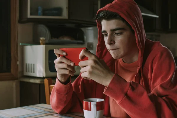 Молодой Человек Телефоном Чашкой Кофе — стоковое фото