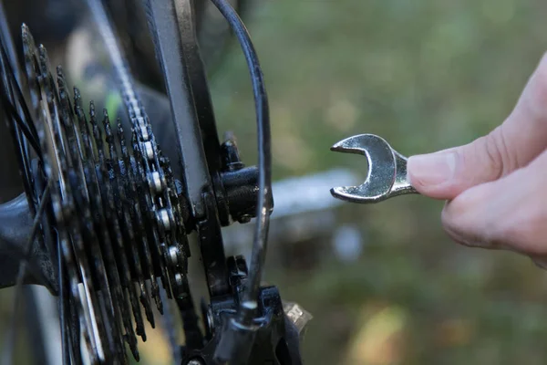 Hand Med Cykel Shop Verktyg Underhåll Och Reparationer — Stockfoto