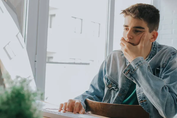 Joven Adolescente Estudiante Con Ordenador Escritorio — Foto de Stock