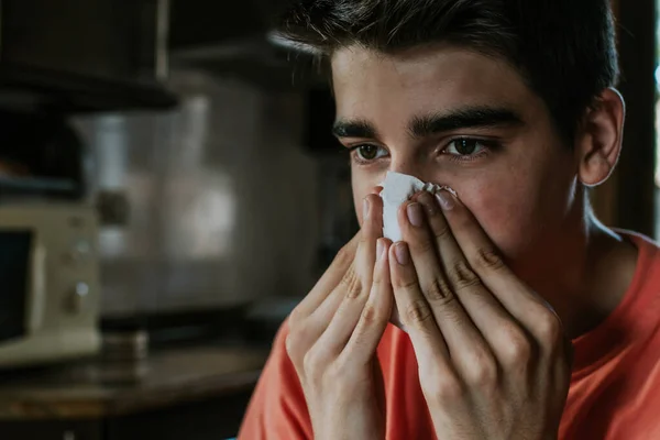 Ung Man Med Halsduk Med Förkylning Eller Allergi — Stockfoto