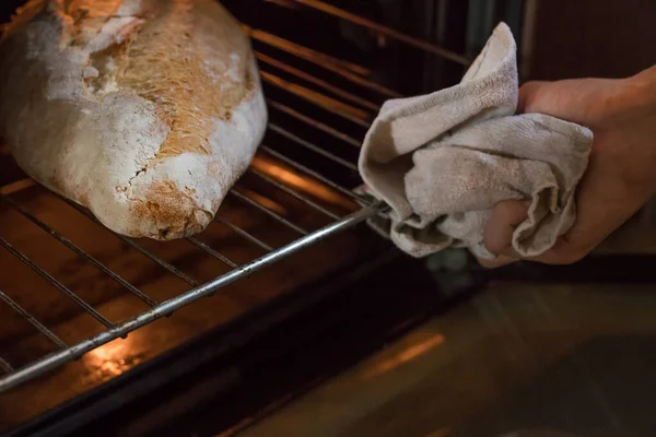 Remover Pão Artesanal Forno — Fotografia de Stock