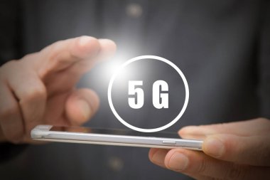 Cep telefonu ve 5G sinyali olan el.