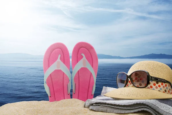 Sandály Klobouky Slunečními Brýlemi Pláži Mořem — Stock fotografie