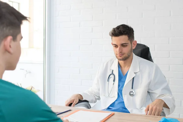 Läkare Med Patienten Kliniken Eller Konsultation — Stockfoto