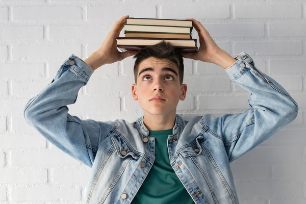 Stressande Student Med Böcker Huvudet — Stockfoto