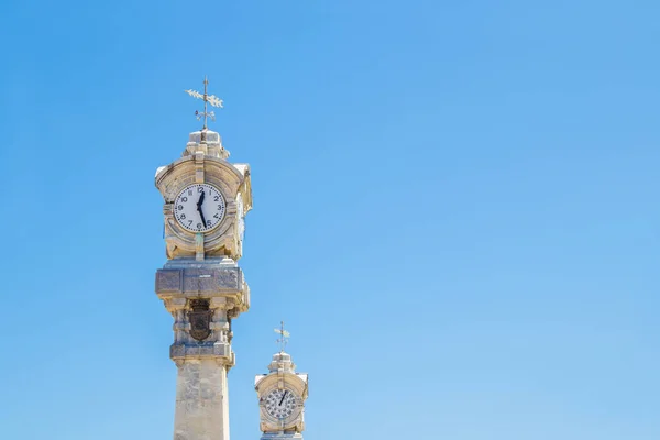 シェルのビーチにある時計塔サン セバスチャンスペイン — ストック写真