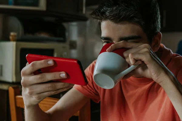 Ung Man Äter Frukost Eller Dricker Kaffe Med Mobiltelefon — Stockfoto