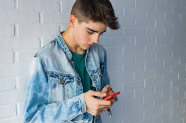 cep telefonu ile genç genç moda