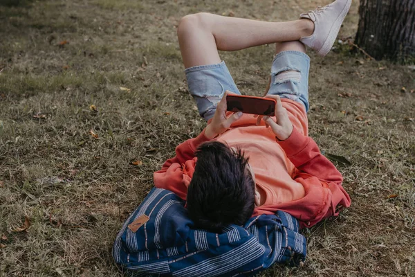 Jonge Student Met Rugzak Mobiele Telefoon Liggend Vloer — Stockfoto