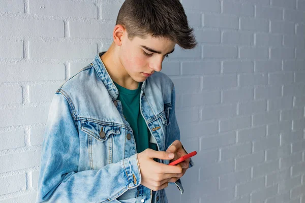 Ung Tonåring Mode Med Mobiltelefon — Stockfoto