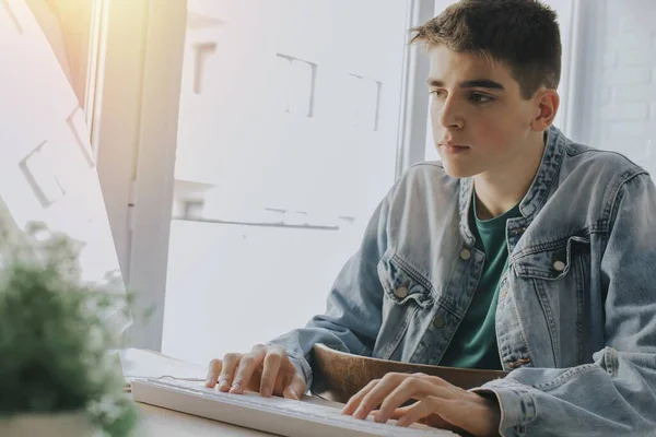 Ung Tonåring Eller Student Med Datorn Skrivbordet — Stockfoto