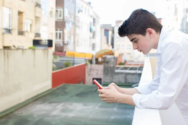 Módní Mladý Dospívající Terase Mobilním Telefonem — Stock fotografie