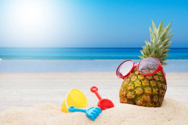 Ananas plajda güneşleniyor, tatiller ve yaz