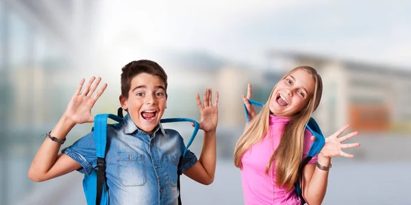 Lachende Kinderen Met Hun Rugzakken Weg Naar School — Stockfoto