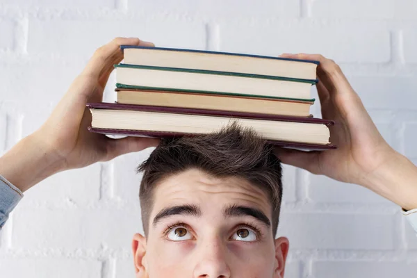 Retrato Estudantil Olhando Para Livros Cabeça — Fotografia de Stock