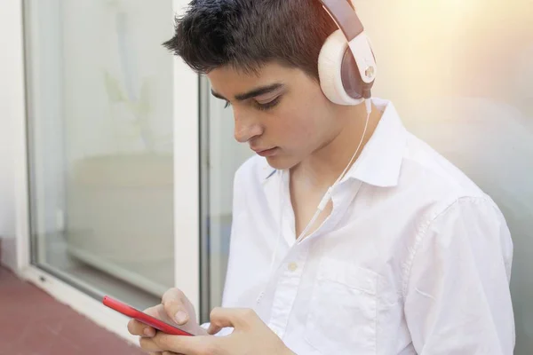 Молода Людина Мобільним Телефоном Навушниками Вдома Або Терасі — стокове фото