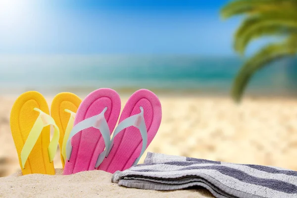 Schuhe Und Handtuch Der Landschaft Des Strandes Urlaub Und Sommer — Stockfoto