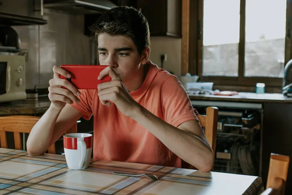 Jonge Man Met Telefoon Een Kopje Koffie — Stockfoto