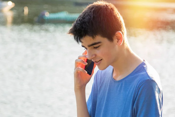 Jeune Homme Avec Téléphone Portable Coucher Soleil Plein Air — Photo