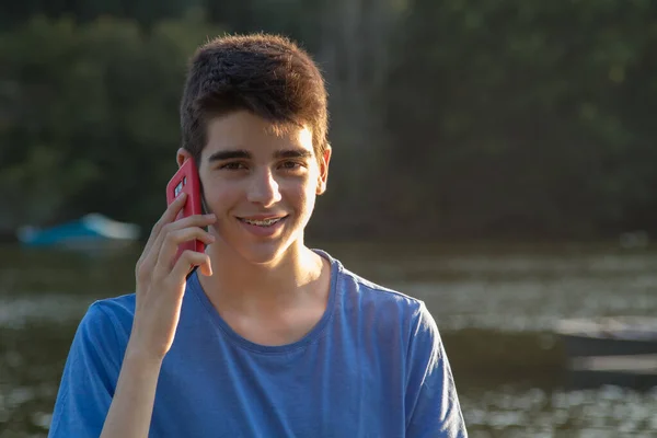 Jonge Man Met Mobiele Telefoon Bij Zonsondergang Buiten — Stockfoto