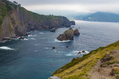 Gaztelugatxe 'deki kıyı manzarası, Bask ülkesi, İspanya