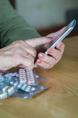 cep telefonu ve ilaçlı son sınıf öğrencisi