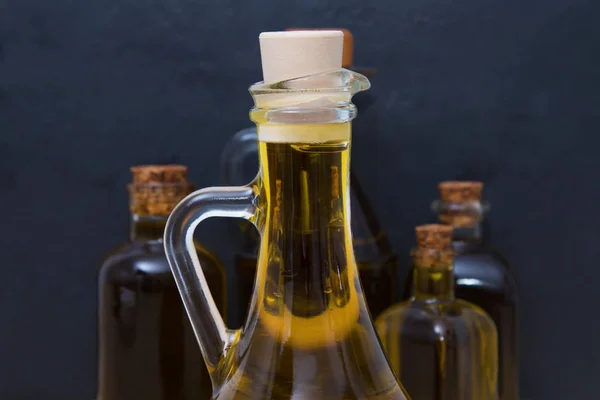 Flaskor Olivolja Svart Bakgrund — Stockfoto