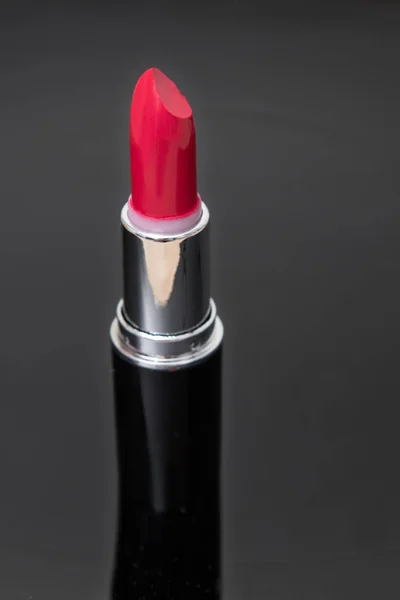 Batom Labial Vermelho Isolado Sobre Fundo Preto — Fotografia de Stock