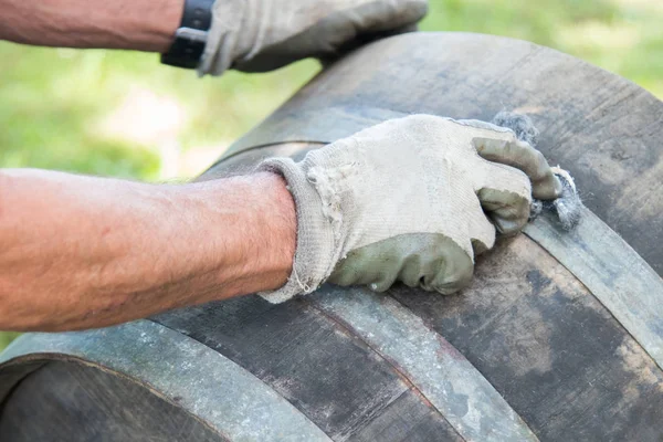 Handwerker Schleifen Altes Holz Restaurieren — Stockfoto