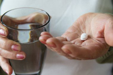 Haplar ve bir bardak suyla.