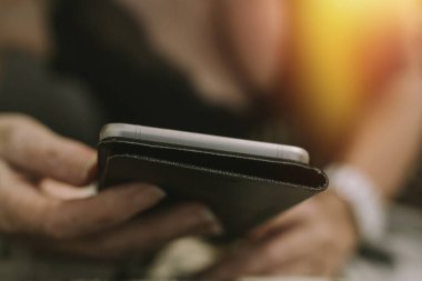 Evde cep telefonu ve iç çamaşırı olan kadın ya da kız.