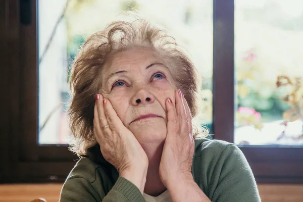 Retrato Uma Mulher Mais Velha Com Expressão Pensativa — Fotografia de Stock
