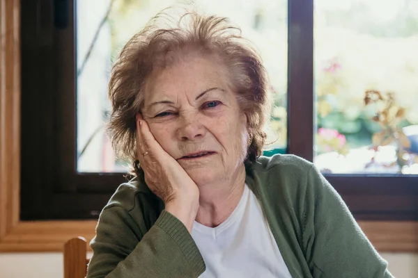 Evin Içinde Yaşlı Bir Kadının Portresi — Stok fotoğraf