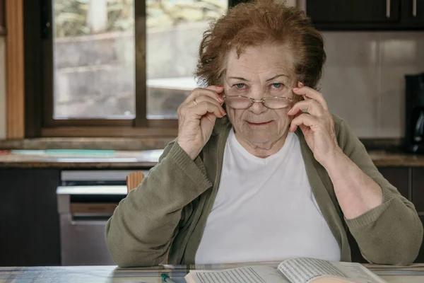 Retrato Uma Mulher Mais Velha Lendo Com Palavras Cruzadas Casa — Fotografia de Stock