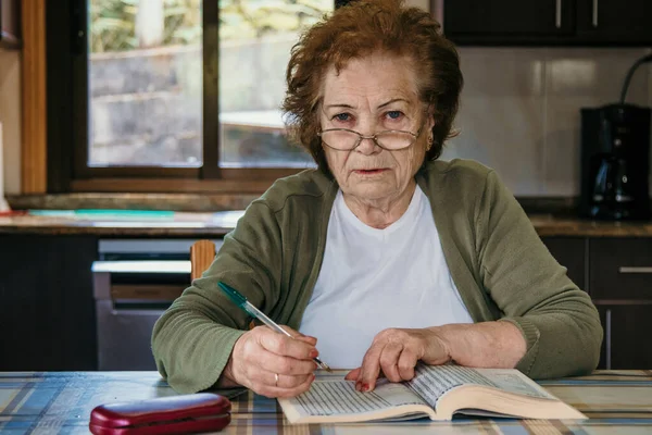 Пожилая Женщина Книгой Хобби Дома — стоковое фото