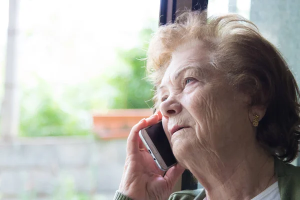 Пожилая Женщина Разговаривает Мобильному Телефону Смартфону — стоковое фото
