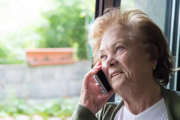 Yaşlı Kadın Cep Telefonu Akıllı Telefonuyla Konuşuyor — Stok fotoğraf