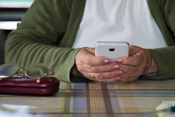 Yaşlı Kadınların Elleri Cep Telefonuyla — Stok fotoğraf