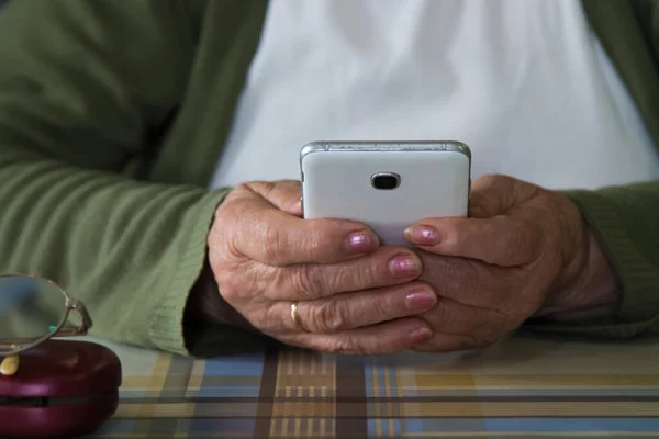 Yaşlı Kadınların Elleri Cep Telefonuyla — Stok fotoğraf