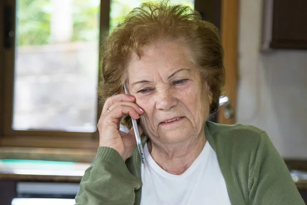 Пожилая Женщина Разговаривает Мобильному Телефону Смартфону — стоковое фото