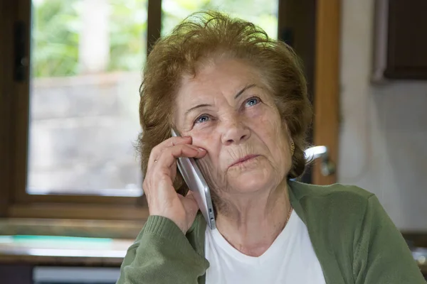 Starsza Kobieta Rozmawiająca Przez Telefon Komórkowy Lub Smartfon — Zdjęcie stockowe