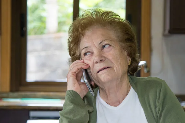 Donna Anziana Che Parla Cellulare — Foto Stock