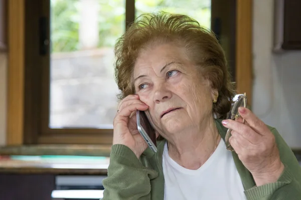 Starszy Kobieta Rozmowy Telefon Komórkowy — Zdjęcie stockowe