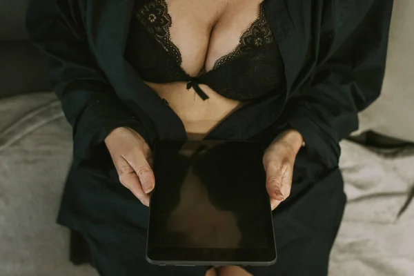 Mulher Com Tablet Computador Quarto Casa — Fotografia de Stock